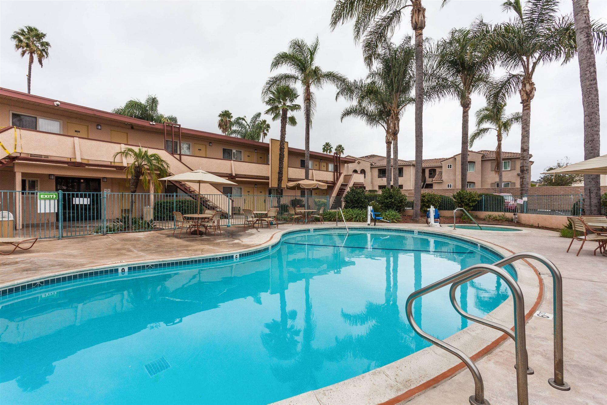 Super 8 By Wyndham Oceanside Marty'S Valley Inn Exterior foto