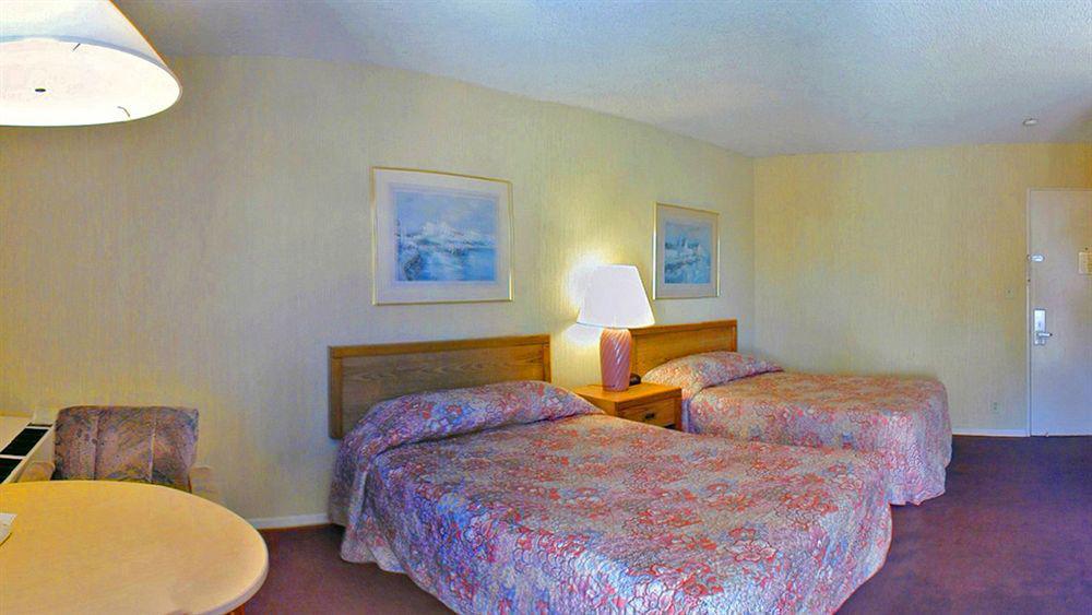 Super 8 By Wyndham Oceanside Marty'S Valley Inn Exterior foto